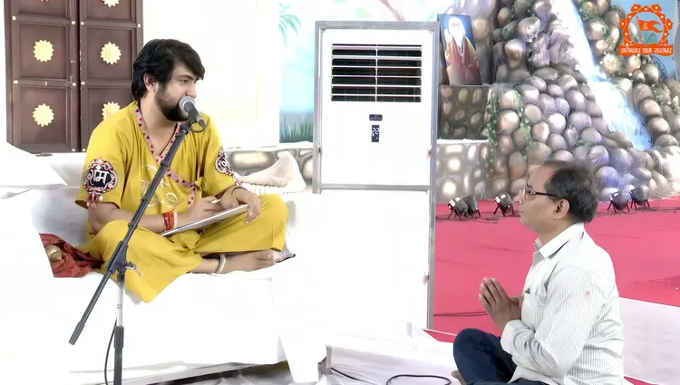 Pujya Gurudev at the Divya Darbar